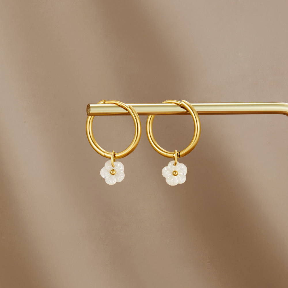 Kolczyki White Petal Shell Mini Hoops