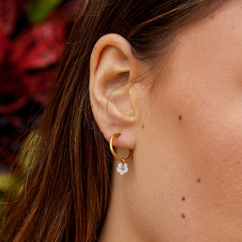 Kolczyki White Petal Shell Mini Hoops